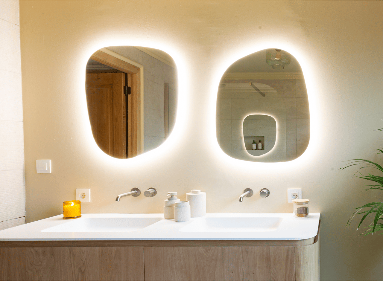 Badezimmerspiegel mit anpassbarer Lichtintensität